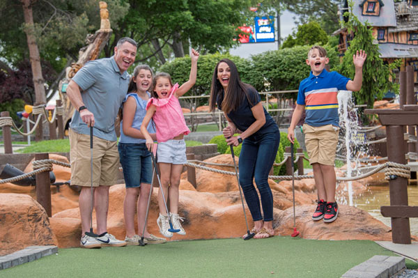 family-golf-cheer-attraction